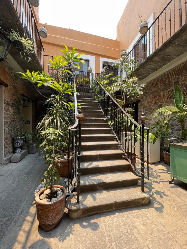 Patio y escalera de Cosme Tortas