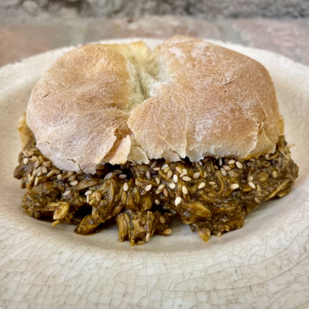 Torta de mole poblano con ajonjolí