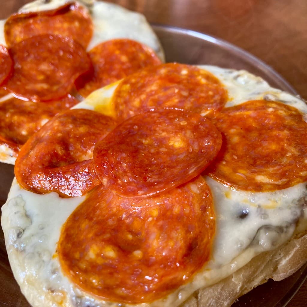 Torta abierta con queso derretido y pepperoni