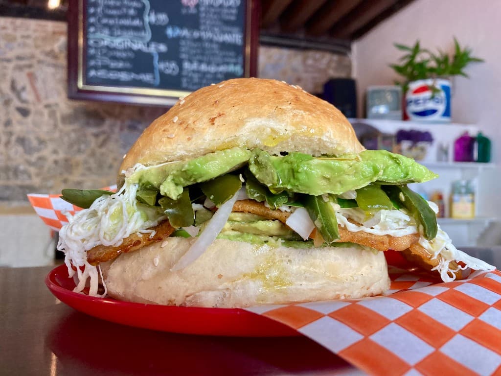 Torta de milanesa con aguacate y quesillo